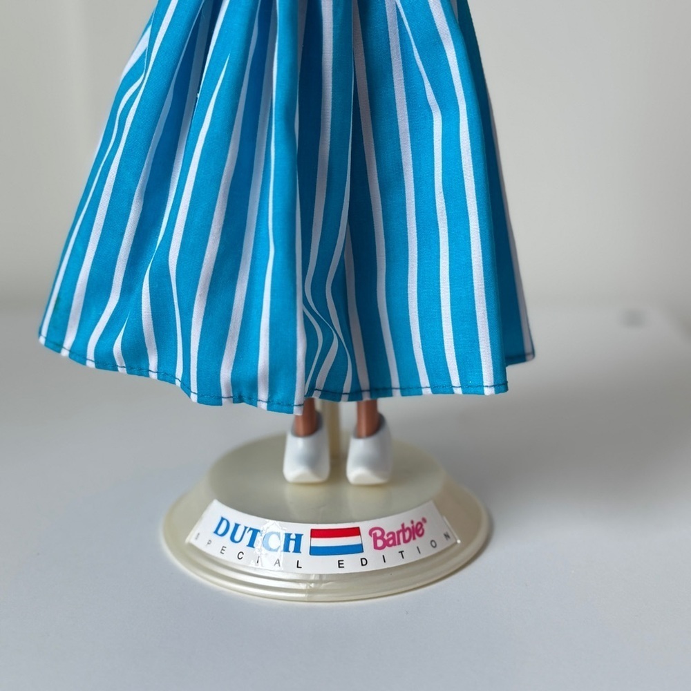 Mattel Dolls of the World Dutch Barbie Doll 1993 Vintage Collectible - Picture 2 of 5